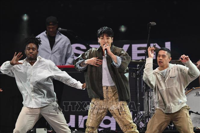 Ca sĩ Jungkook của nhóm nhạc BTS (giữa) biểu diễn tại  New York, Mỹ, ngày 23/9/2023. Ảnh: AFP/TTXVN