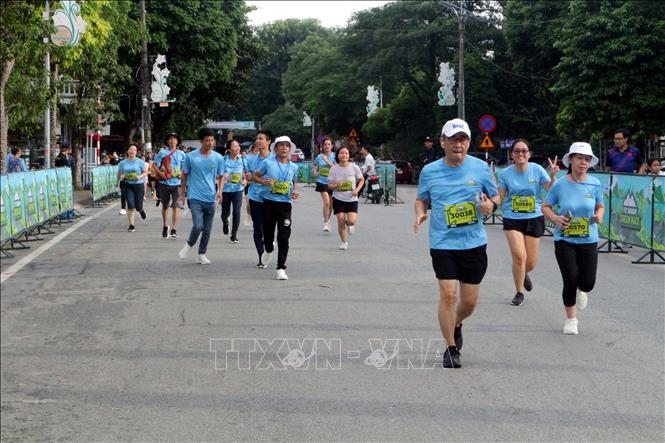 Các vận động viên tham gia ở cự ly 5 km. Ảnh: Đại Nghĩa - TTXVN
