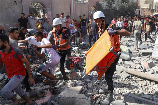 Tìm kiếm người bị mắc kẹt dưới những đống đổ nát sau vụ không kích của Israel tại Khan Younis, Dải Gaza, ngày 3/11/2023. Ảnh: THX/TTXVN
