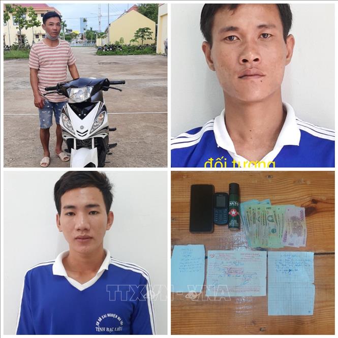 Một số đối tượng cùng vật chứng thu được trong chuyên án triệt phá trộm xe máy liên tỉnh của Công an huyện Phước Long, tỉnh Bạc Liêu. Ảnh: TTXVN phát