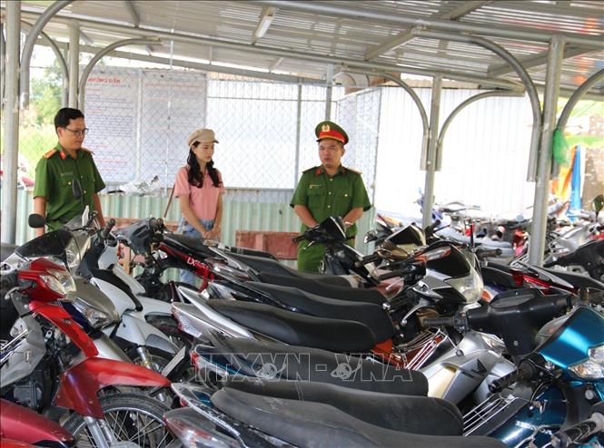 Xe máy tang vật được Công an huyện Phước Long thu giữ.  Ảnh: TTXVN phát