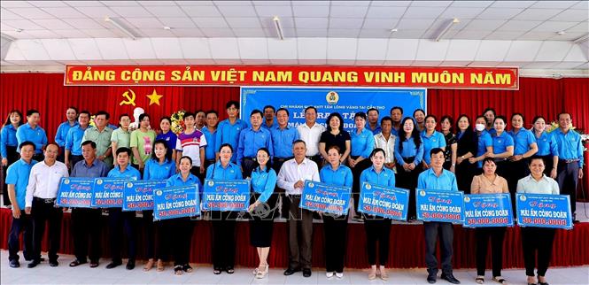 Lãnh đạo Liên đoàn Lao động thành phố Cần Thơ trao bảng tượng trưng 