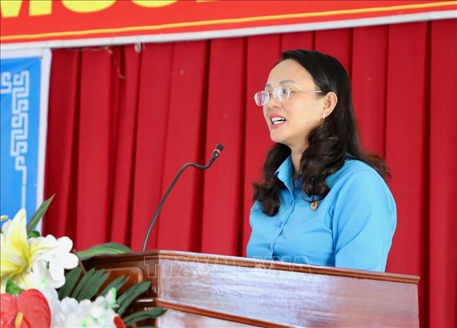 Chủ tịch Liên đoàn Lao động thành phố Cần Thơ - Lê Thị Sương Mai kêu gọi các doanh nghiệp, đơn vị, cơ quan tiếp tục quan tâm cùng giúp đỡ, sẻ chia với người lao động khó khăn có nơi an cư, ổn định cuộc sống, làm việc hiệu quả. Ảnh: Thu Hiền - TTXVN