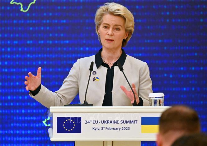 (tư liệu) Chủ tịch Ủy ban châu Âu (EC), bà Ursula von der Leyen phát biểu  tại cuộc họp báo  ở Kiev, ngày 3/2/2023. Ảnh: AFP/TTXVN