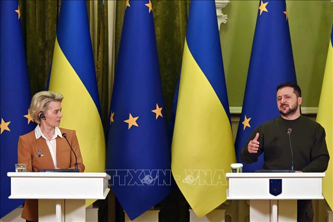 (tư liệu) Chủ tịch Ủy ban châu Âu (EC), bà Ursula von der Leyen (trái) và Tổng thống Ukraine Volodymyr Zelensky (phải) tại cuộc họp báo chung ở Kiev, ngày 2/2/2023. Ảnh: AFP/TTXVN