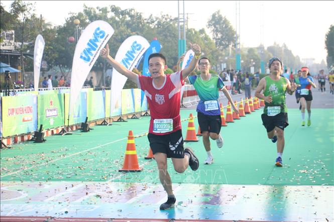 6.000 vận động viên tham gia Giải chạy Bepharco Bến Tre Marathon 2023. Ảnh: Chương Đài - TTXVN