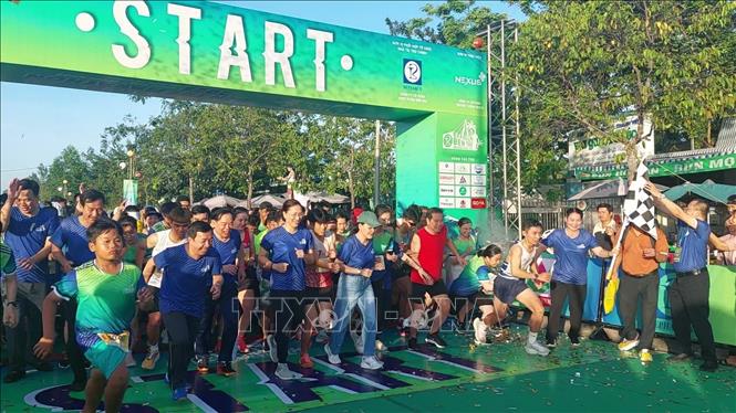 Các vận động viên xuất phát ở cự ly 5 km. Ảnh: Chương Đài - TTXVN
