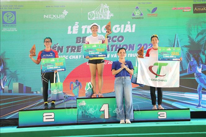 Trao giải cho các vận động viên nữ xuất sắc chinh phục cự ly chạy 5 km trong giải chạy Bepharco Bến Tre Marathon 2023. Ảnh: Chương Đài - TTXVN