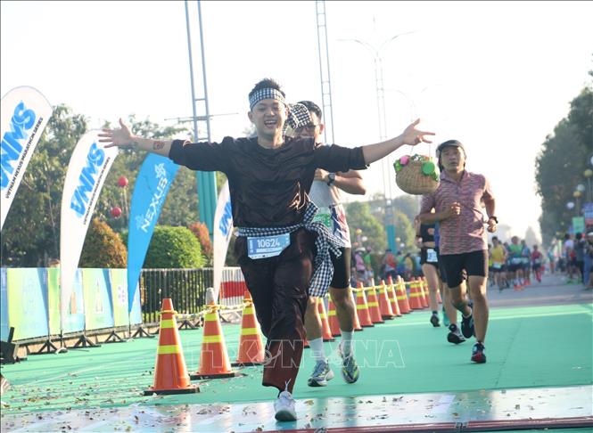Nhiều vận động viên tham gia giải chạy Bepharco Bến Tre Marathon 2023 với những trang phục đậm chất miền Tây. Ảnh: Chương Đài - TTXVN