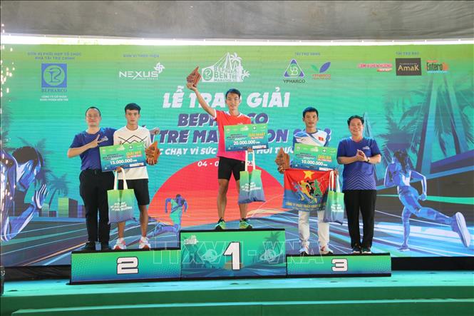 Trao giải cho các vận động viên nam xuất sắc chinh phục cự ly chạy 42 km trong giải chạy Bepharco Bến Tre Marathon 2023. Ảnh: Chương Đài - TTXVN
