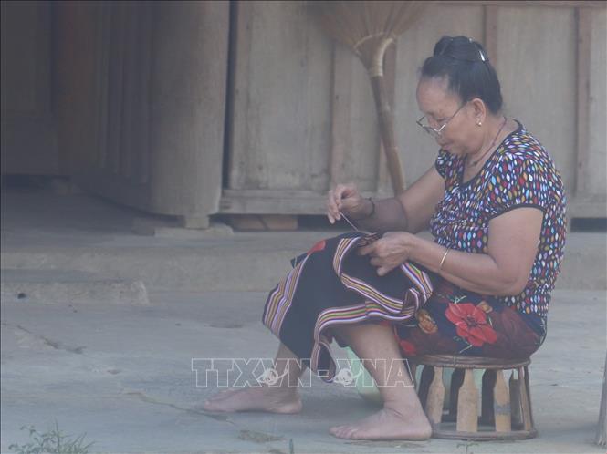 Phụ nữ Ơ Đu thêu đồ thổ cẩm. Ảnh: Xuân Tiến - TTXVN 