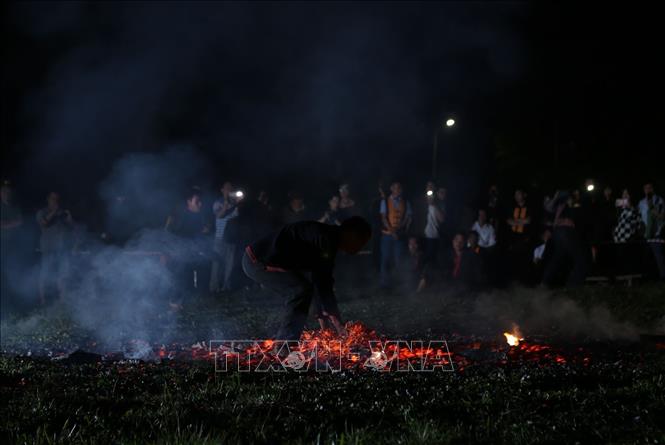 The dancers after joining the rituals performed by shaman, will use their bare hands to put out burning coals without flinching. VNA Photo: Quý Trung