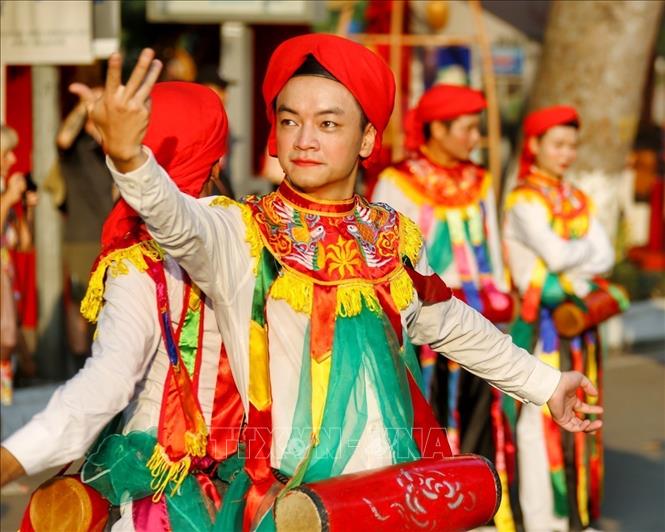 Men wear make-up and dress up like women to perform the ‘Con Di Danh Bong’ dance. VNA Photo: Tuấn Đức