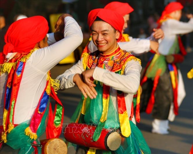 Men wear make-up and dress up like women to perform the ‘Con Di Danh Bong’ dance. VNA Photo: Tuấn Đức
