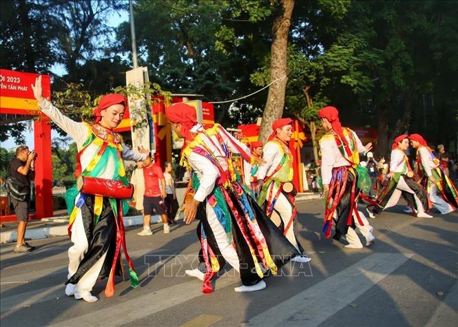 The dance is performed in pairs, often dancing in poses back to back or face to face, with symmetrical movement. VNA Photo: Tuấn Đức