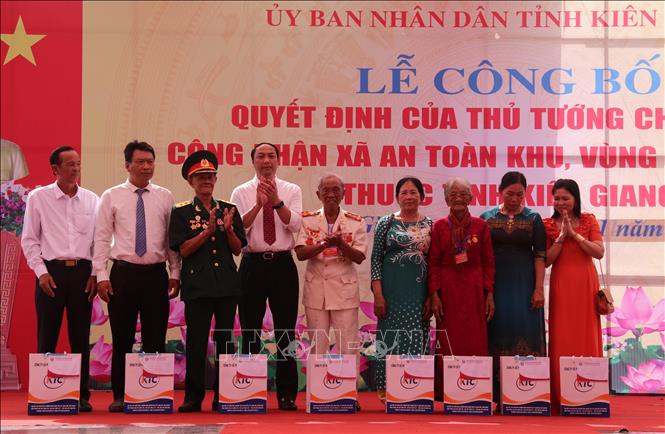 Chủ tịch UBND tỉnh Kiên Giang Lâm Minh Thành tặng quà các Mẹ, thân nhân Mẹ Việt Nam Anh hùng và Anh hùng lực lượng vũ trang nhân dân các xã An toàn khu. Ảnh: Lê Sen - TTXVN
