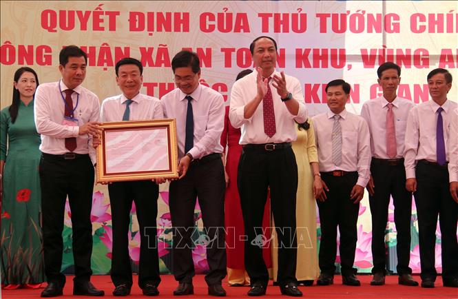 Chủ tịch UBND tỉnh Kiên Giang Lâm Minh Thành trao Quyết định của Thủ tướng Chính phủ công nhận xã An toàn khu, vùng An toàn khu. Ảnh: Lê Sen - TTXVN
