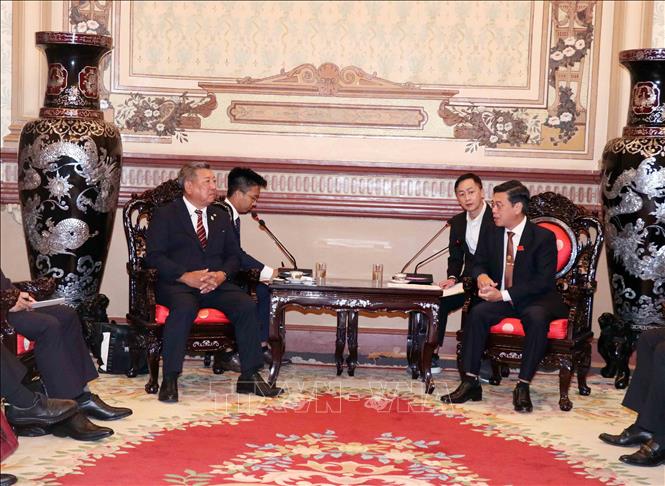 Phó Chủ tịch HĐND Thành phố Hồ Chí Minh Nguyễn Văn Dũng (phải) và ông Wada Kenji (trái), Chủ tịch Hội Nghị sỹ hữu nghị tỉnh Osaka, Nhật Bản, tại buổi tiếp. Ảnh: Xuân Khu-TTXVN