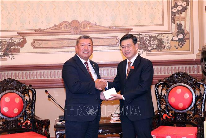 Phó Chủ tịch HĐND Thành phố Hồ Chí Minh Nguyễn Văn Dũng (phải) và ông Wada Kenji (trái), Chủ tịch Hội Nghị sỹ hữu nghị tỉnh Osaka, Nhật Bản, tại buổi tiếp. Ảnh: Xuân Khu-TTXVN