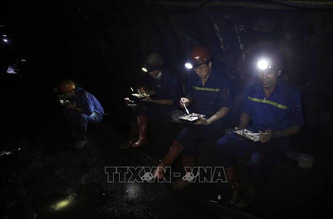 Bữa ăn của công nhân khai thác than lò chợ. Ảnh: Trần Việt - TTXVN
