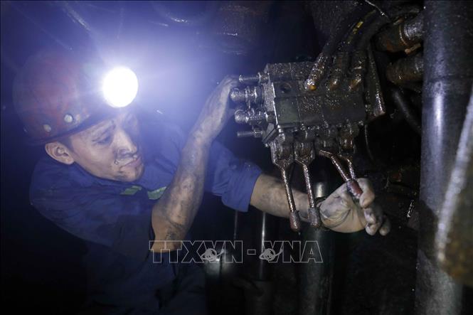 Điểu khiển trống thủy lực ở hầm lò độ sâu âm 140 mét của Công ty than Thống Nhất. Ảnh: Trần Việt - TTXVN