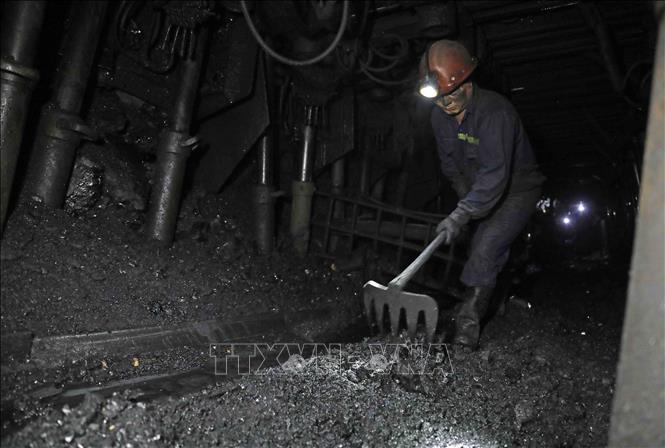 Công nhân khai thác than ở độ sâu hơn 100 mét âm của Công ty than Thống Nhất. Ảnh: Trần Việt - TTXVN