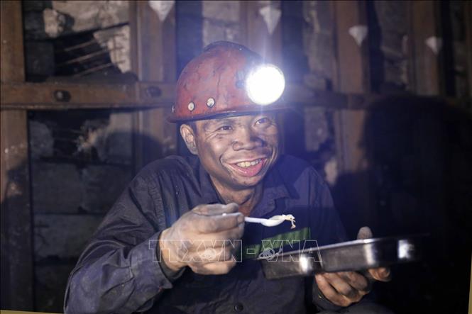 Bữa ăn của công nhân khai thác than lò chợ. Ảnh: Trần Việt - TTXVN
