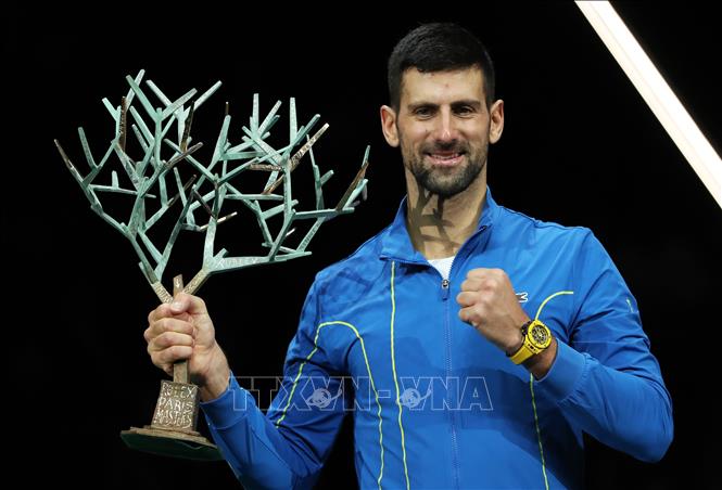 Novak Djokovic đăng quang vô địch ATP Masters ở Paris (Pháp) ngày 5/11/2023. Ảnh: THX/TTXVN