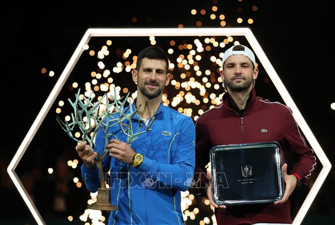 Novak Djokovic (trái) giành Cup vô địch ATP Masters và tay vợt Grigor Dimitrov đoạt đĩa bạc tại Paris (Pháp) ngày 5/11/2023. Ảnh: THX/TTXVN