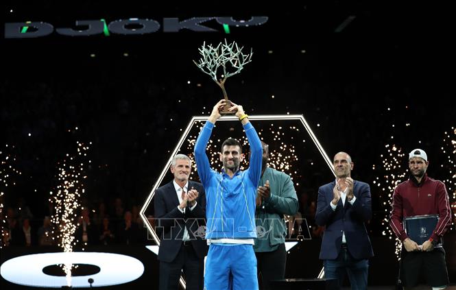Novak Djokovic đăng quang vô địch ATP Masters ở Paris (Pháp) ngày 5/11/2023. Ảnh: THX/TTXVN