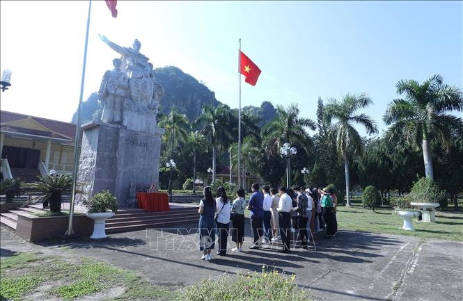 Du khách dâng hương và thăm Tượng đài chiến thắng Chi Lăng trong khuôn viên Nhà trưng bày chiến thắng Chi Lăng. Ảnh: Anh Tuấn – TTXVN