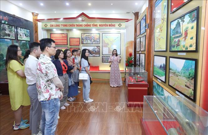Du khách tham quan Nhà trưng bày chiến thắng Chi Lăng. Ảnh: Anh Tuấn – TTXVN