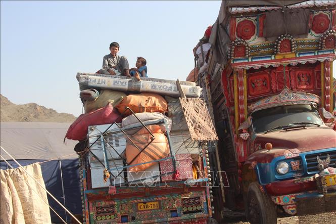 Xe tải chở người di cư Afghanistan về nước qua cửa khẩu Torkham ở biên giới Afghanistan - Pakistan, ngày 3/11/2023. Ảnh: THX/TTXVN