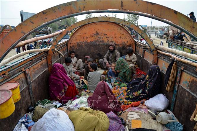 Người di cư Afghanistan trở về nước qua cửa khẩu Spin Boldak ở biên giới Afghanistan - Pakistan, ngày 6/11/2023. Ảnh: AFP/TTXVN