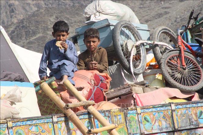 Trẻ em di cư Afghanistan về nước qua cửa khẩu Torkham ở biên giới Afghanistan - Pakistan, ngày 3/11/2023. Ảnh: THX/TTXVN