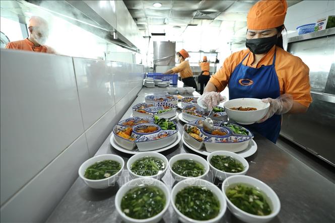 Khu vực bếp ăn được bố trí gọn gàng, sạch sẽ đảm bảo an toàn vệ sinh thực phẩm, đáp ứng nhu cầu của nhân viên tại tòa nhà. Ảnh: Minh Quyết – TTXVN