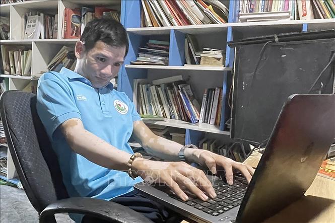Anh Lê Thái Bình làm việc tại nhà. Ảnh: TTXVN phát