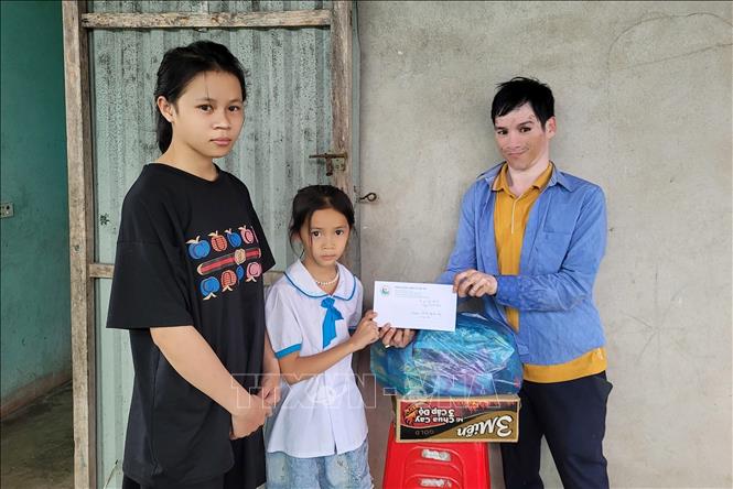 Anh Lê Thái Bình trao học bổng cho học sinh có hoàn cảnh khó khăn trên địa bàn tỉnh Hà Tĩnh. Ảnh: TTXVN phát