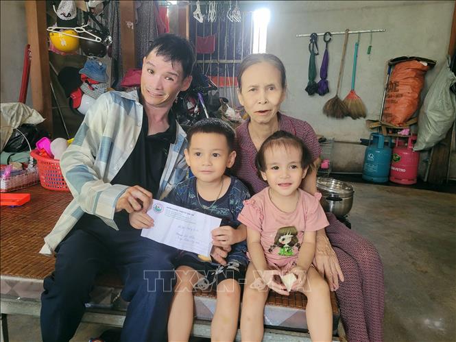 Anh Lê Thái Bình tặng quà cho hộ gia đình có hoàn cảnh khó khăn trên địa bàn tỉnh Hà Tĩnh. Ảnh: TTXVN phát