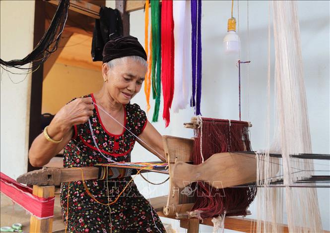 Bà Vi Thị Dung ở bản Văng Môn, xã Nga My (Tương Dương, Nghệ An) dệt vải thổ cẩm. Ảnh: Xuân Tiến - TTXVN 