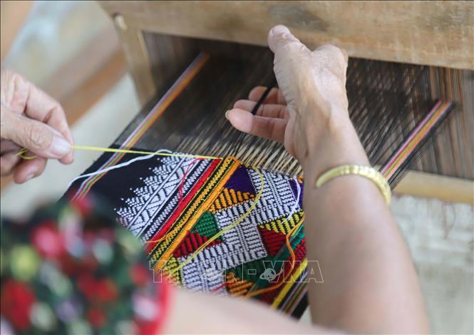 Họa tiết hoa văn trên bộ trang phục truyền thống (chân váy) của người phụ nữ Ơ Đu. Ảnh: Xuân Tiến - TTXVN 
