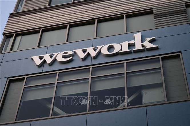 Biểu tượng của công ty WeWork tại tòa nhà thương mại ở Los Angeles, California (Mỹ) ngày 8/8/2023. Ảnh: AFP/TTXVN