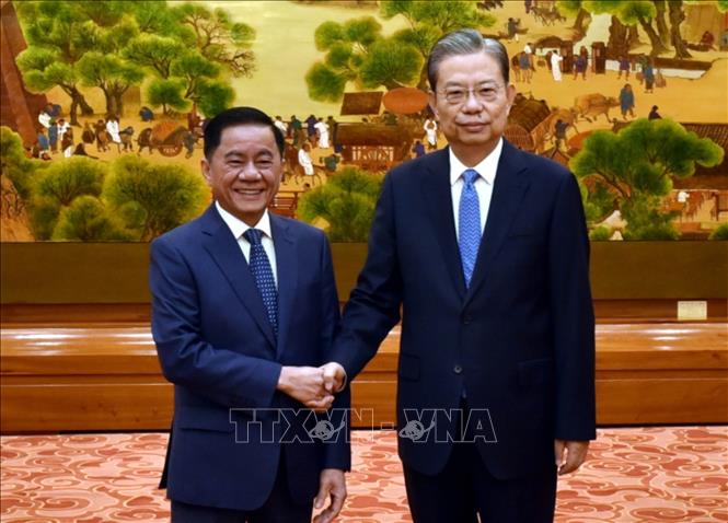 Đồng chí Trần Cẩm Tú hội kiến Ủy viên trưởng Nhân đại toàn quốc Trung Quốc Triệu Lạc Tế . Ảnh: Thành Dương - PV TTXVN tại Trung Quốc