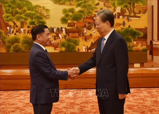 Đồng chí Trần Cẩm Tú hội kiến Ủy viên trưởng Nhân đại toàn quốc Trung Quốc Triệu Lạc Tế. Ảnh: Thành Dương - PV TTXVN tại Trung Quốc