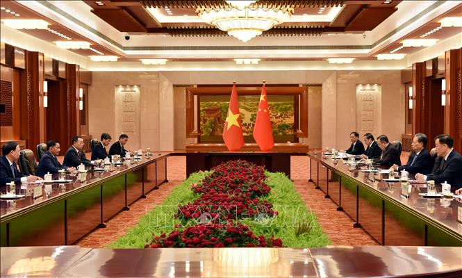 Đồng chí Trần Cẩm Tú hội kiến Ủy viên trưởng Nhân đại toàn quốc Trung Quốc Triệu Lạc Tế. Ảnh: Thành Dương - PV TTXVN tại Trung Quốc