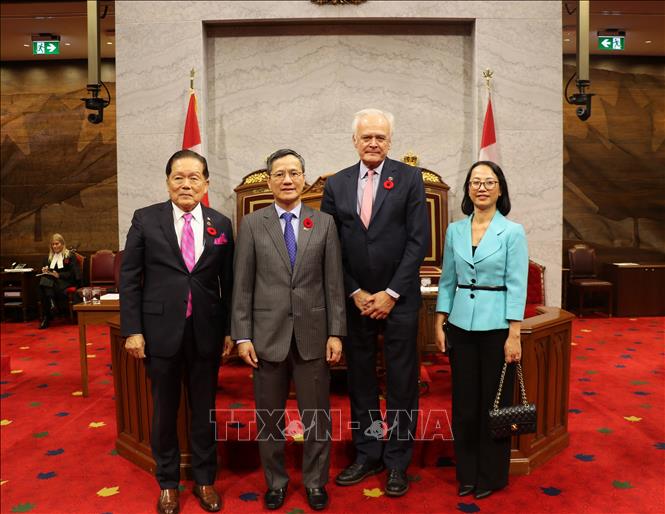 Đại sứ Phạm Vinh Quang (thứ hai, từ trái sang) và phu nhân (ngoài cùng, bên phải) thăm trụ sở làm việc của Thượng viện Canada. Ảnh: Trung Dũng - PV TTXVN tại Canada