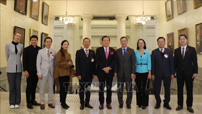 Thượng nghị sĩ Victor Oh chụp ảnh lưu niệm cùng Đại sứ Phạm Vinh Quang và cán bộ Cơ quan đại diện Việt Nam trong khuôn viên trụ sở Thượng viện Canada. Ảnh: Trung Dũng - PV TTXVN tại Canada