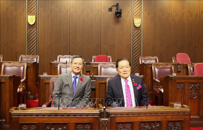 Thượng nghị sĩ Victor Oh và Đại sứ Phạm Vinh Quang tại hội trường chính của Thượng viện Canada. Ảnh: Trung Dũng - PV TTXVN tại Canada