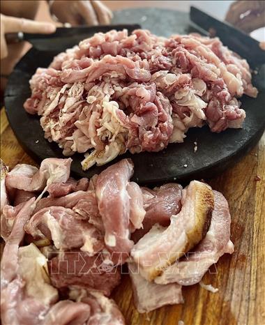 Thịt vai giòn, ba chỉ của lợn mán hoặc lợn đen được thái nhỏ để làm nguyên liệu cho món thịt chua đu đủ. Ảnh: Tạ Toàn - TTXVN