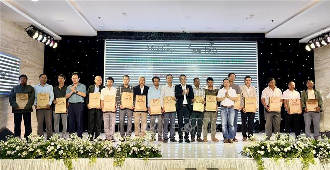 Outstanding coffee growers are honoured at the event. VNA Photo: Hồng Điệp